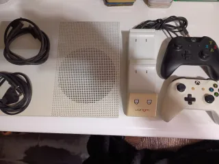 Consola Xbox One S + 2 Mandos + Cargador