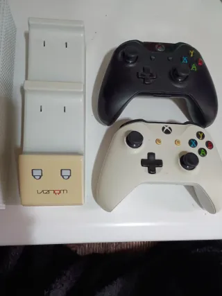 Consola Xbox One S + 2 Mandos + Cargador