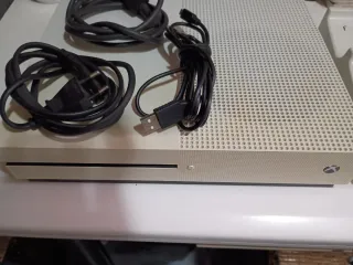 Consola Xbox One S + 2 Mandos + Cargador