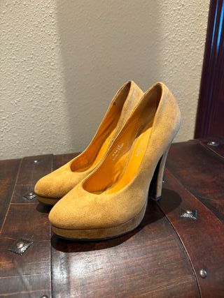 Zapatos de tacón amarillos