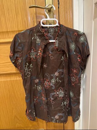 Blusa marrón floral, da poca talla