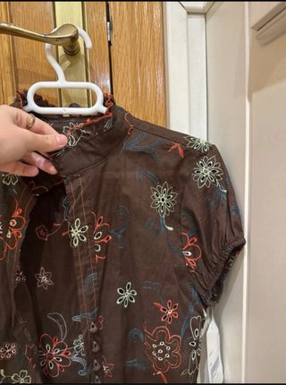 Blusa marrón floral, da poca talla