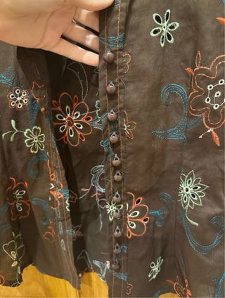 Blusa marrón floral, da poca talla
