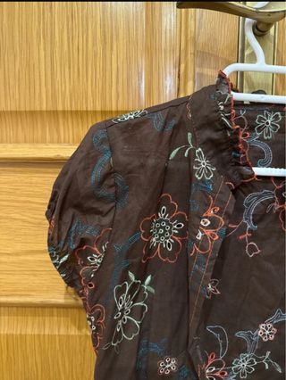 Blusa marrón floral, da poca talla