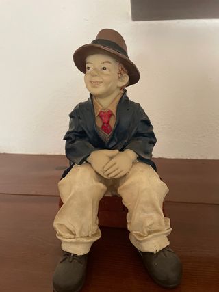 Figura niño/niña con sombrero y traje