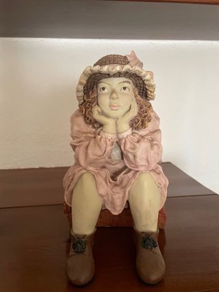Figura niño/niña con sombrero y traje