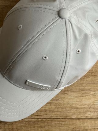 Gorra Adidas blanca y gorra Nike azul