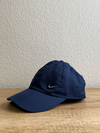 Gorra Adidas blanca y gorra Nike azul