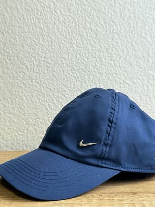 Gorra Adidas blanca y gorra Nike azul