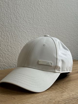 Gorra Adidas blanca y gorra Nike azul