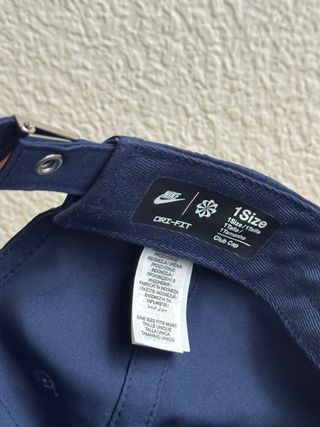 Gorra Adidas blanca y gorra Nike azul