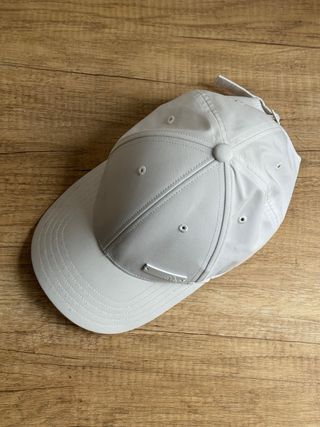 Gorra Adidas blanca y gorra Nike azul