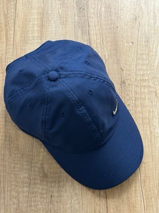 Gorra Adidas blanca y gorra Nike azul