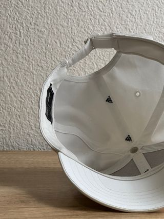 Gorra Adidas blanca y gorra Nike azul