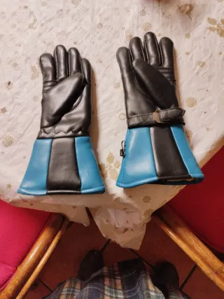 Guantes de cuero negro y azul