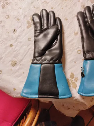 Guantes de cuero negro y azul
