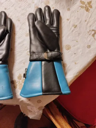 Guantes de cuero negro y azul