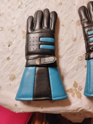 Guantes de cuero negro y azul