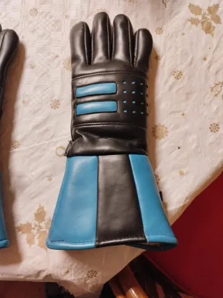 Guantes de cuero negro y azul