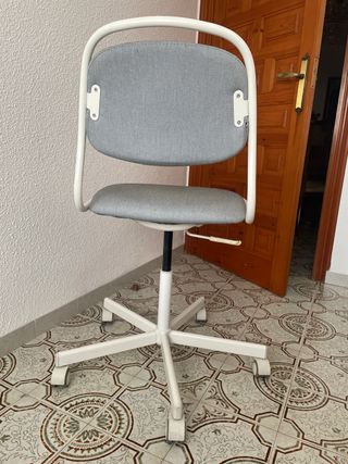 Silla de oficina gris y blanca