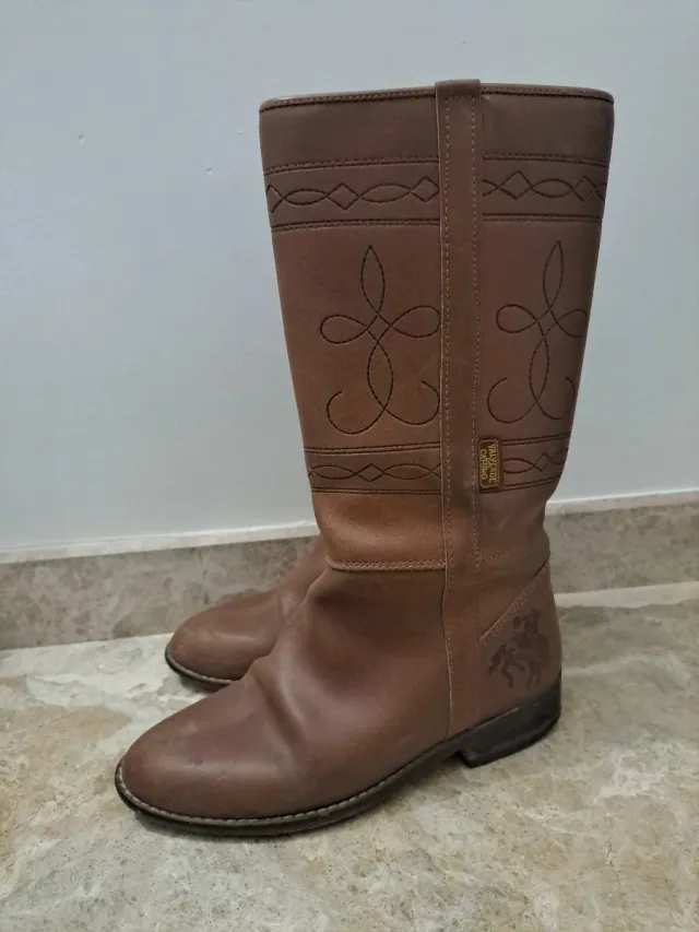Botas camperas marrones con bordados
