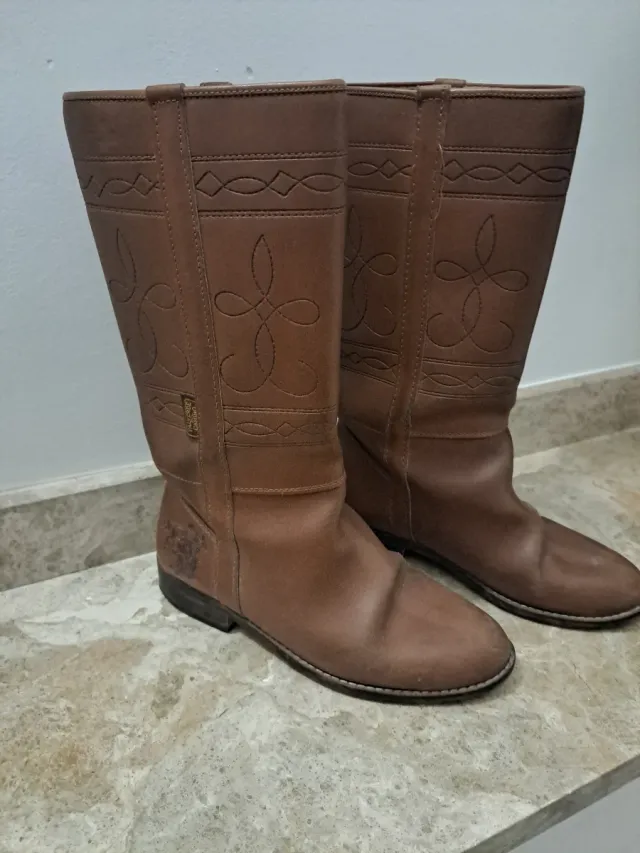 Botas camperas marrones con bordados