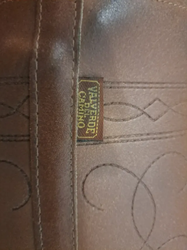 Botas camperas marrones con bordados