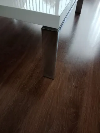 Tavolo da centro laccato bianco con cristallo e acciaio