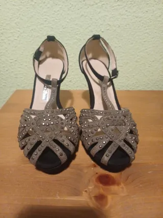 Zapatos de fiesta plateados y negros