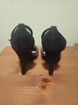 Zapatos de fiesta plateados y negros