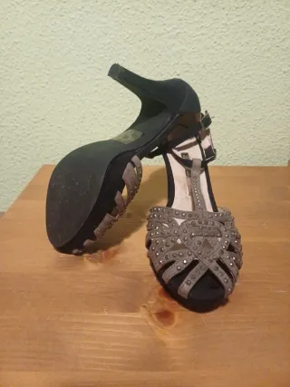 Zapatos de fiesta plateados y negros