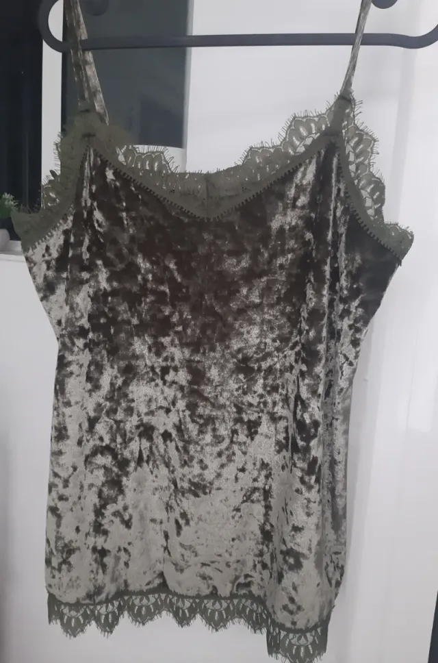 Camisa verde de terciopelo con encaje