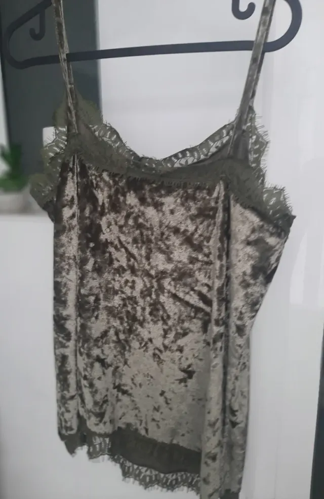 Camisa verde de terciopelo con encaje