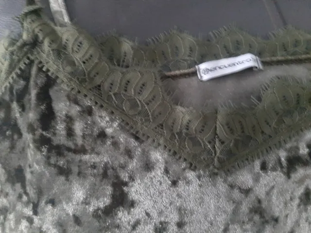 Camisa verde de terciopelo con encaje