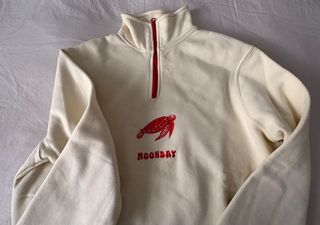 Sudadera Moonday Beige con Cremallera Roja