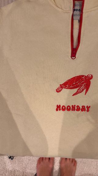 Sudadera Moonday Beige con Cremallera Roja