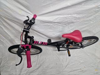 Bicicleta infantil Btwin negra y rosa