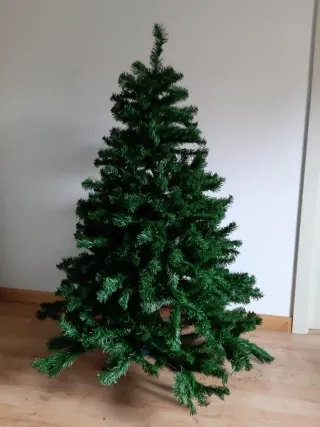 Árbol de Navidad muy frondoso con muchas ramas.
