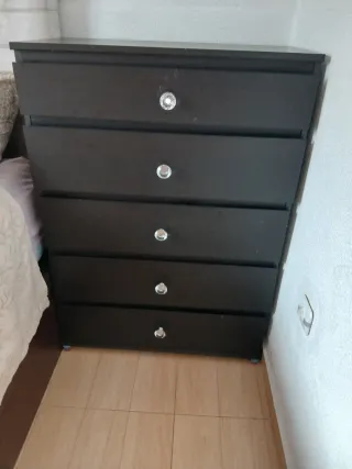 Cajonera de madera oscura con tiradores de cristal