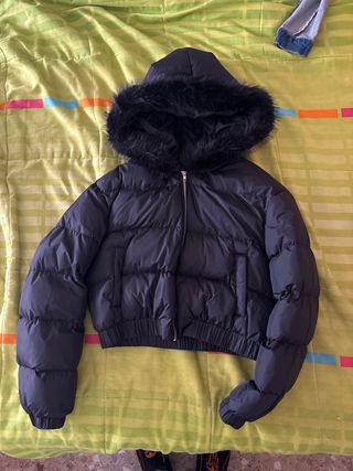 Chaqueta negra con capucha y pelo