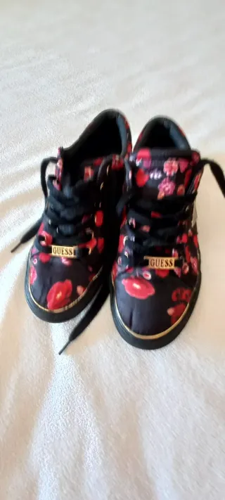Tênis Guess Preto Estampa Flores Vermelhas