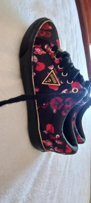 Tênis Guess Preto Estampa Flores Vermelhas