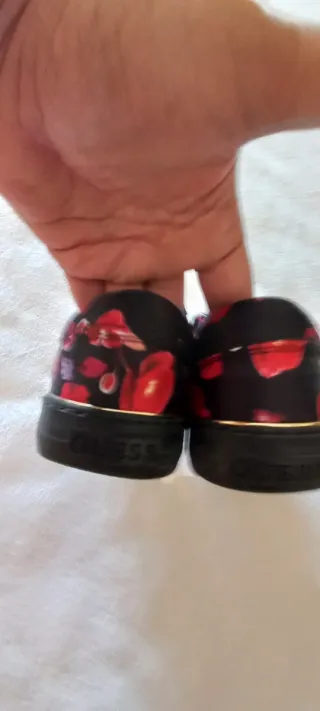 Tênis Guess Preto Estampa Flores Vermelhas