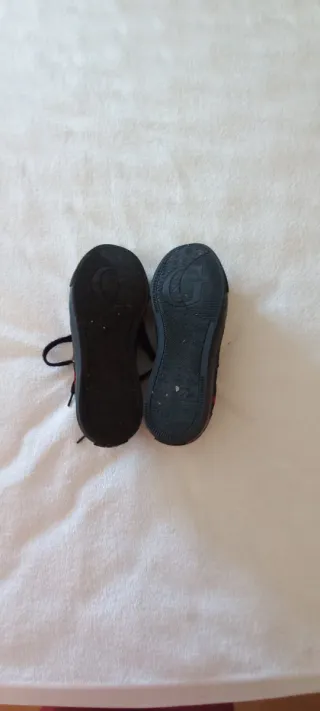 Tênis Guess Preto Estampa Flores Vermelhas