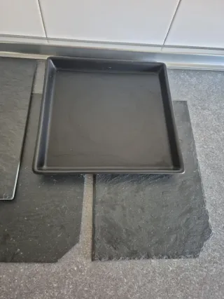 Lote 4 platos aperitivo pizarra y 1 cerámica