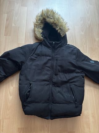 Cazadora acolchada negra con capucha