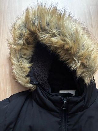 Cazadora acolchada negra con capucha