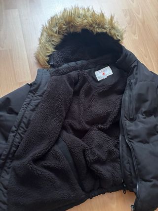 Cazadora acolchada negra con capucha