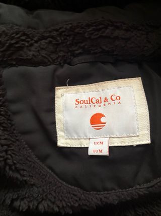 Cazadora acolchada negra con capucha