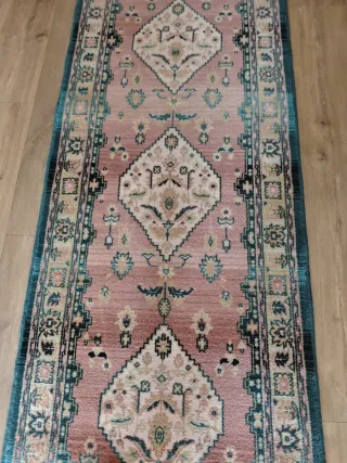 Tappeto da corridoio rosa e blu elettrico